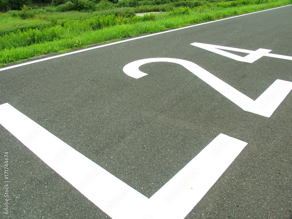 Obraz premium 海から24キロメートル地点の数字の書いてある江戸川土手のサイクリング道路風景