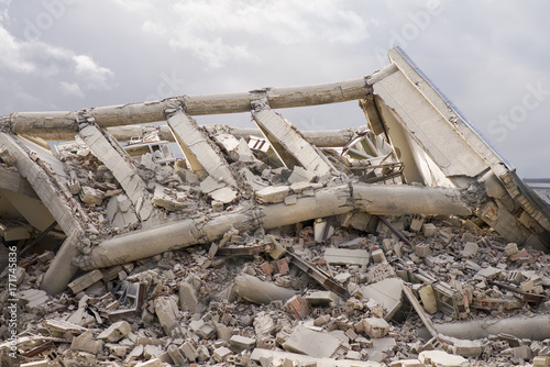 Foto Damaged house with stormy clouds above