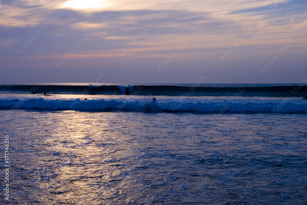 Obraz premium Beautiful Golden Sunset or Sunrise over the Ocean