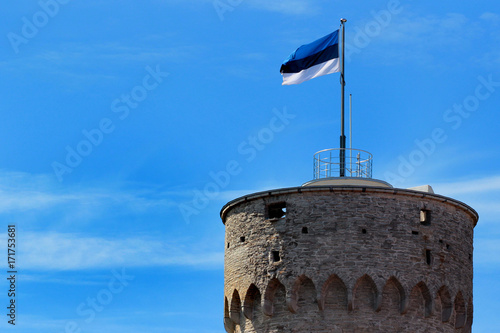 Bilde på lerret Estonian flag on Tall Hermann Tower in the Old Town of Tallinn, Estonia