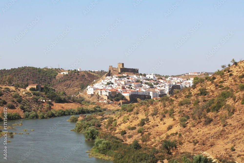 Links der Rio Guadiana, im Hintergrund Mertola mit seiner mittelalterlichen Burg, Alentejo, Portugal