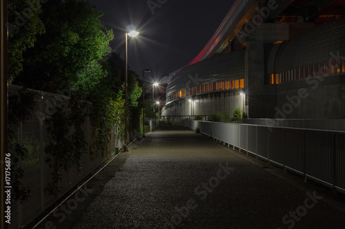 高速沿いの夜道