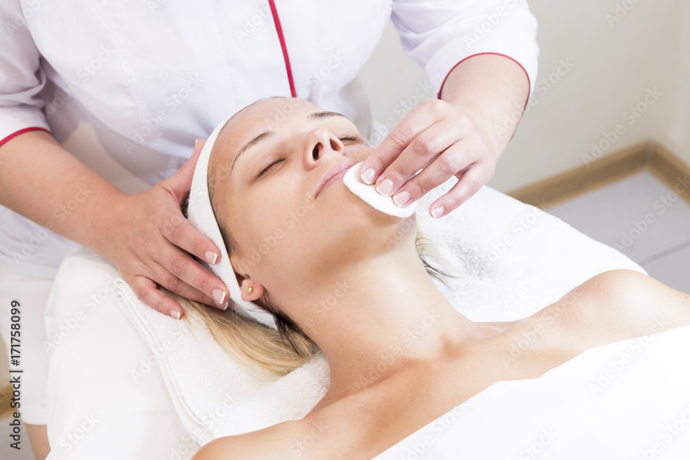 Fototapeta premium Process cosmetic mask of massage and facials in beauty salon 