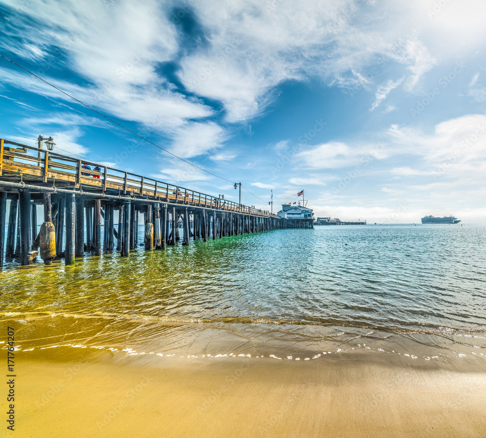 Fototapeta premium Wooden pier in Santa Barbara shoreline