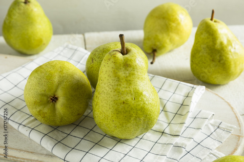 Картината върху платно Raw Green Organic Bartlett Pears