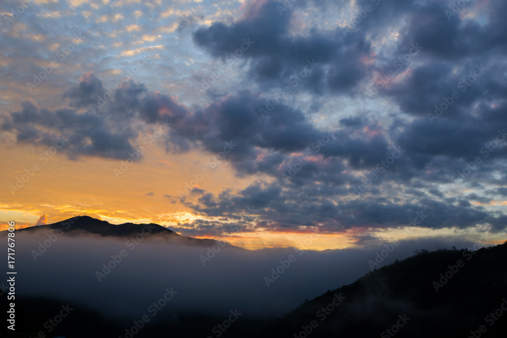Obraz premium mountain range tropical rainforest canopy at southern of Thailand with more cloud sunset time, copy space for text layout.
