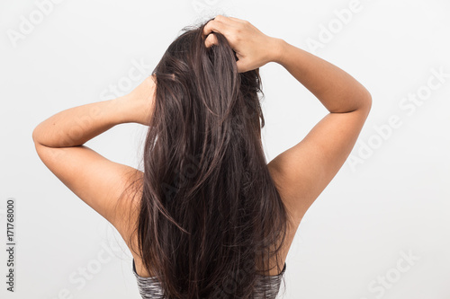 Foto Asian young women itching scalp ,itchy his hair