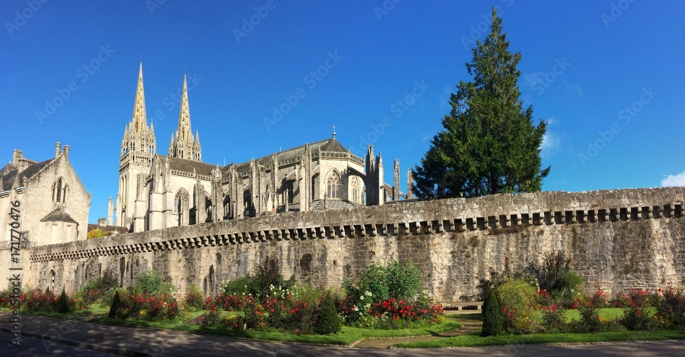 Cathédrale Saint-Corentin et les remparts de l’Évêché sur Quimper en Bretagne Cornouailles Finistère France