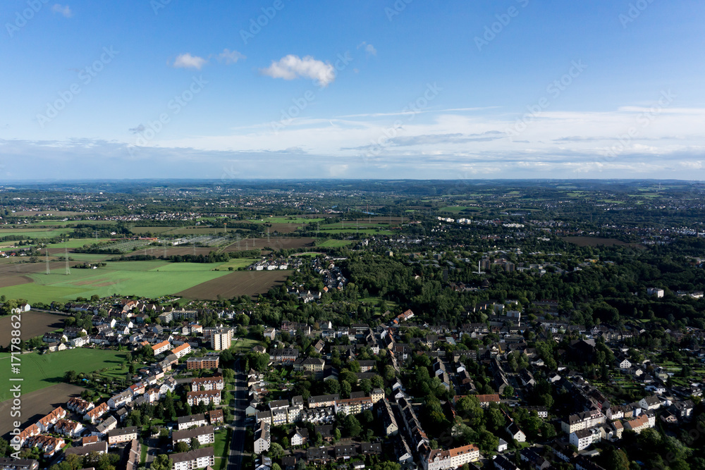 Luftaufnahme Wohngebiet / Siedlung mit Häusern in einer Kleinstadt