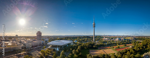 Flug durch den Olympiapark mit bester Sicht auf den Olympiaturm im Spätsommer mit Blick auf die Berge, die Alpen photo