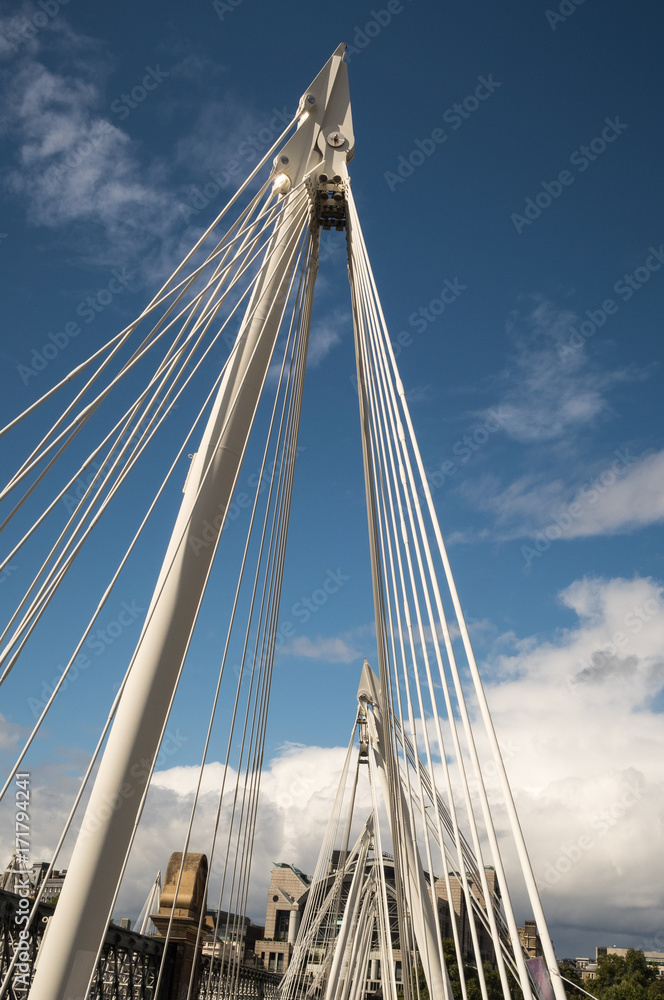 Obraz premium Golden Jubilee Bridge in London over the Thames