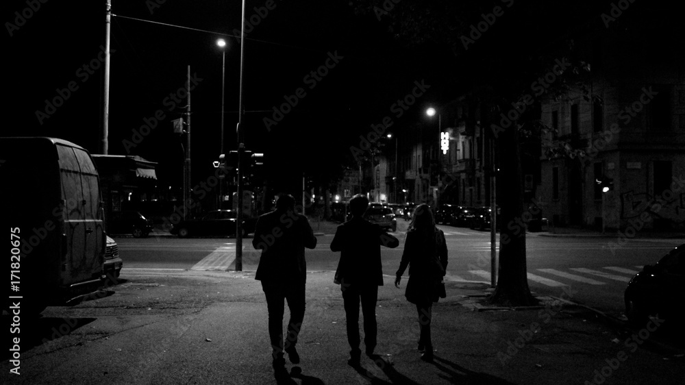 Street photography con silhouettes di ragazzi