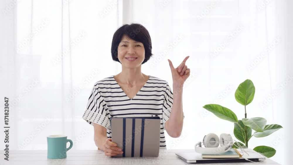 ミドル女性　チェックサイン
