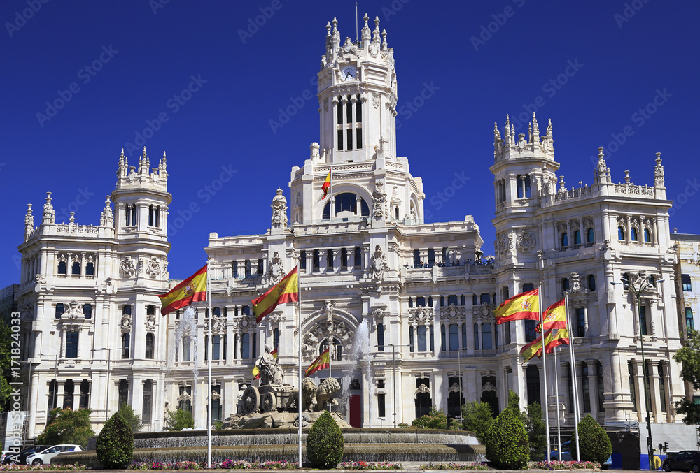 Obraz premium The Cybele Palace (City Hall), and the fountain in Madrid, Spain