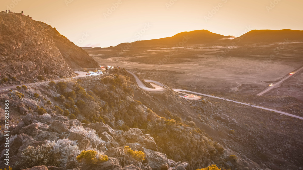 Obraz premium plaine des sables au lever su soleil sur la route du volcan le Piton de La Fournaise à La Réunion