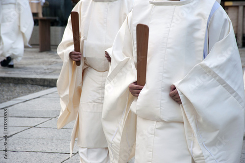 播磨国総社の輪抜け祭の神事を行う神主