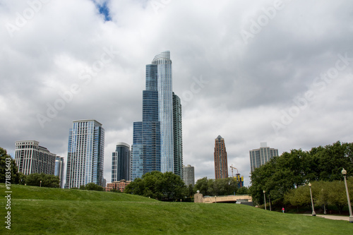Hochhäuser hinter Park in chicago