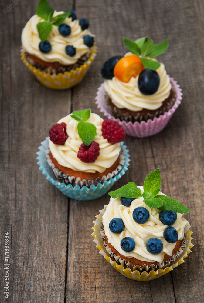 Cupcakes with fresh berries