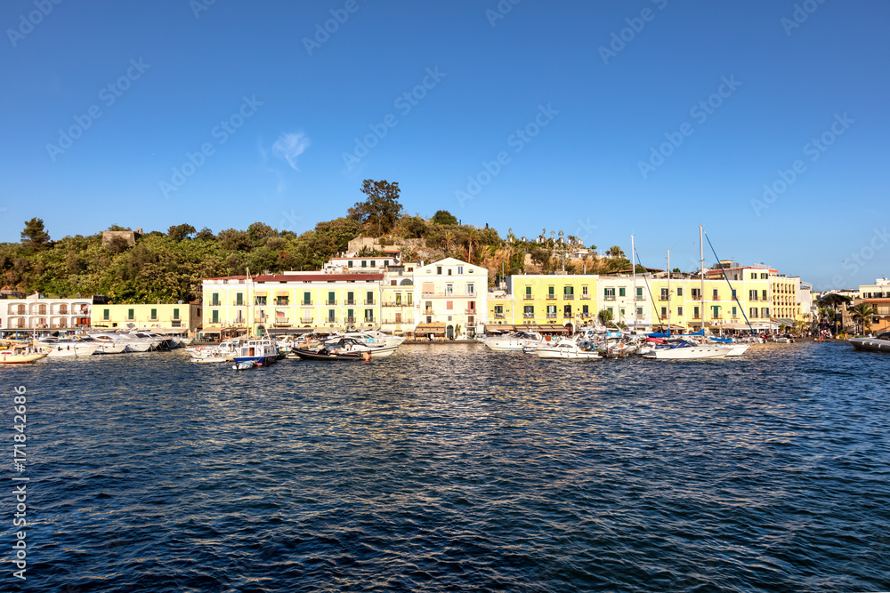 Vue sur le port de Casamicciola, Ischia,  golfe de Naples, région de Campanie, Italie