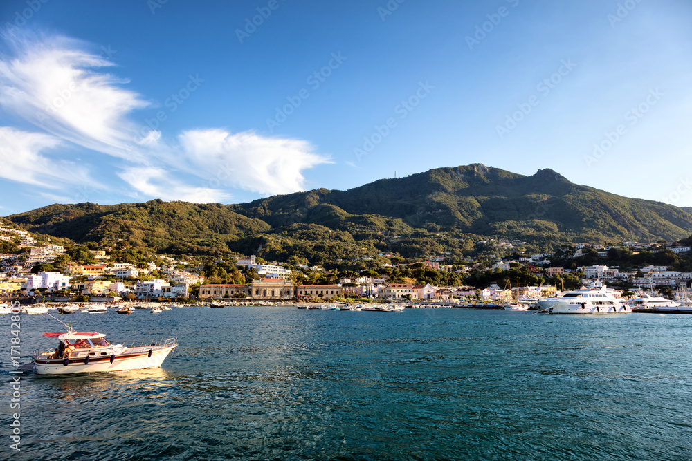 Vue sur le port de Casamicciola, Ischia, golfe de Naples, région de Campanie, Italie Vue sur le port de Casamicciola, Ischia, golfe de Naples, région de Campanie, Italie