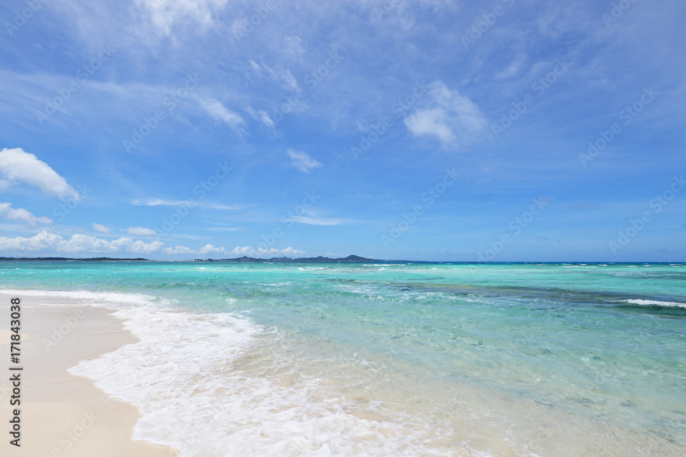 Obraz premium 沖縄の美しい海とさわやかな空