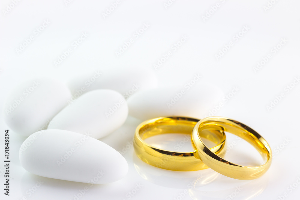 Anelli matrimonio e confetti Stock Photo | Adobe Stock