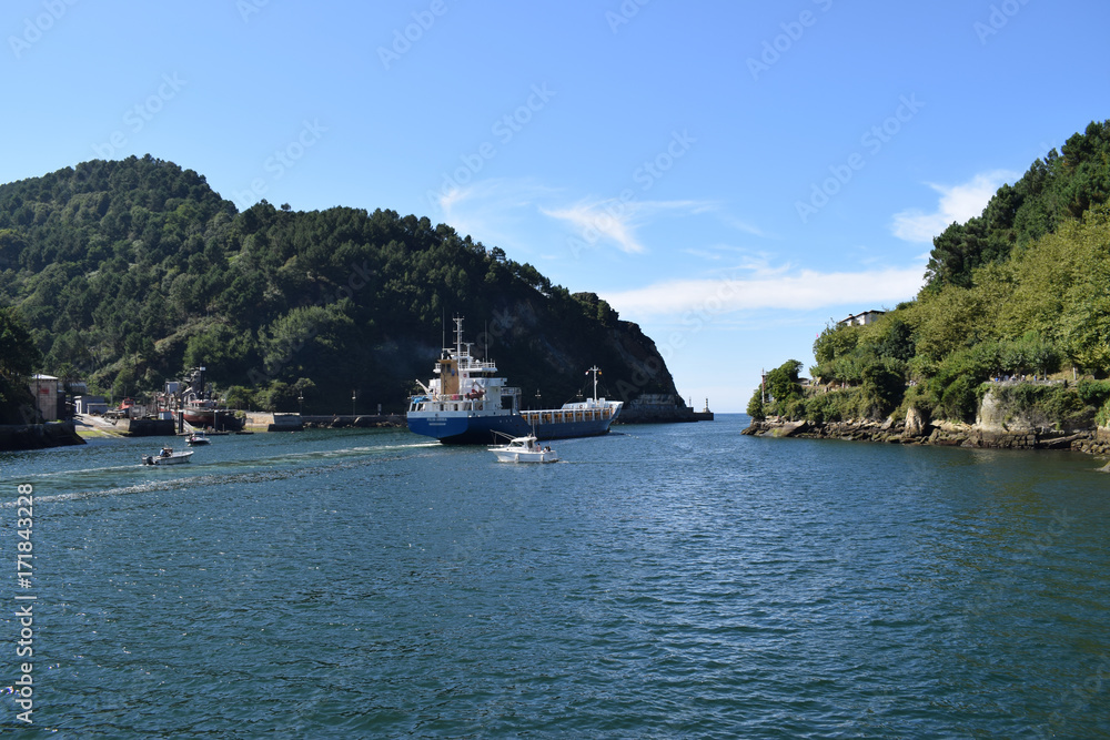 Barco carguero. 