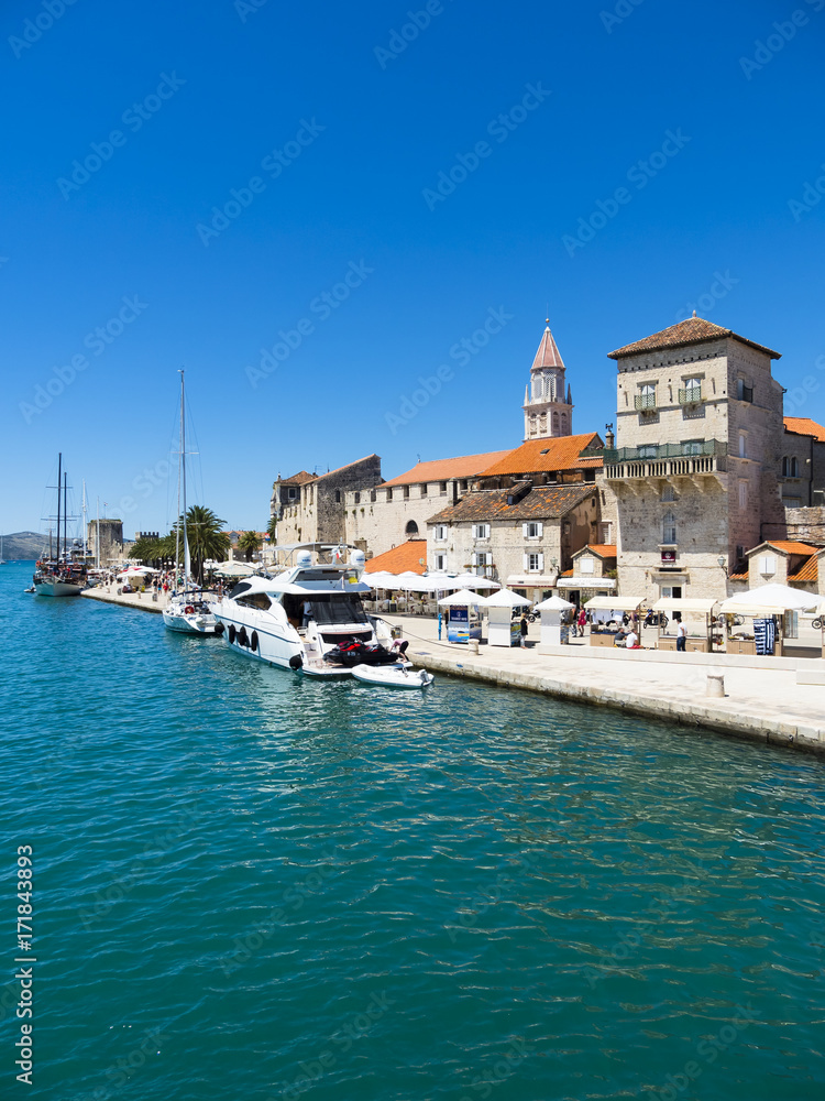 Riva Promenade und Palazzo, Altstadt Trogir, UNESCO Weltkulturerbe, Region Split, Mitteldalmatien, Dalmatien, Adriaküste, Kroatien