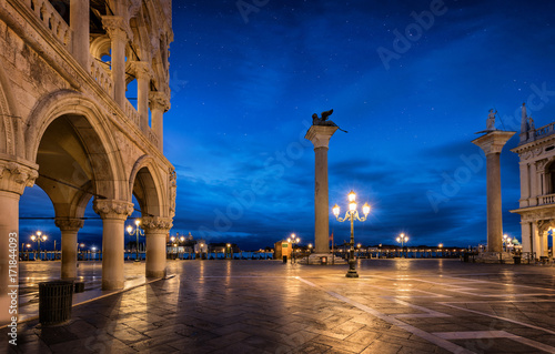 Der Markusplatz in Venedig, Italien, bei Nacht mit Sternenhimmel