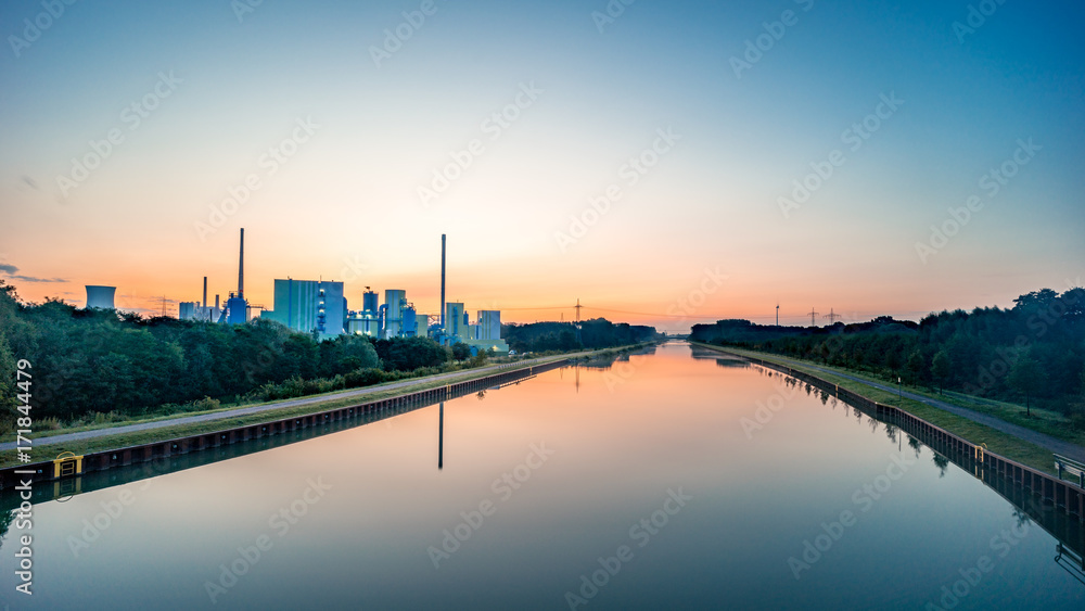 Lünen Kohlekraftwerk am Kanal beim Sonnenaufgang Lünen Kohlekraftwerk am Kanal beim Sonnenaufgang