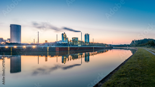 L  nen Kohlekraftwerk am Kanal beim Sonnenaufgang