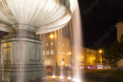 Beleuchteter Brunnen am Geschwister-Scholl-Platz in München photo