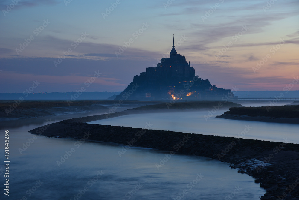 Fototapeta premium Mont Saint MIchel at dawn