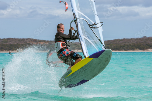 Fotografi Windsurfer jumping