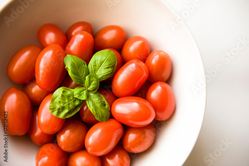 Naklejka date tomato with fresh basil