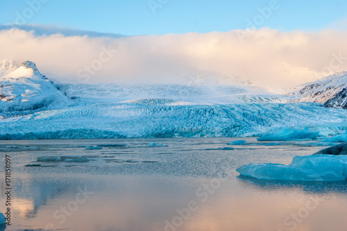 Fototapeta Naklejka Na Ścianę i Meble -  Sunrise on a glacier