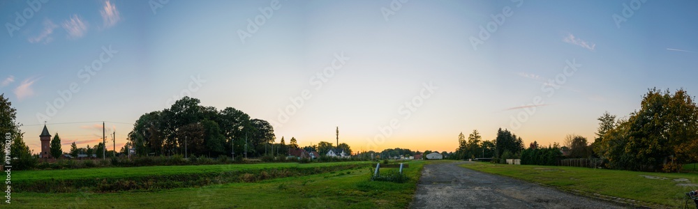 Obraz premium Augustfehn Panorama Einhütte und Bahnhof