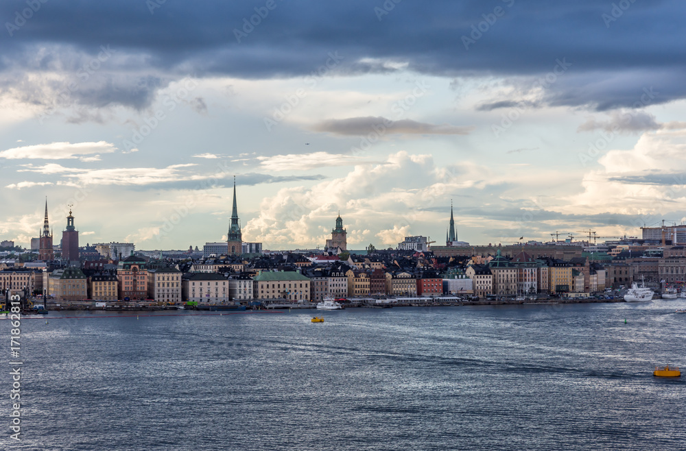 Gamla stan i Stockholm med vackra moln bakom