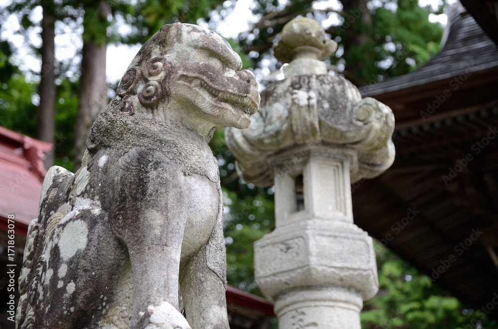 神社の狛犬と灯篭