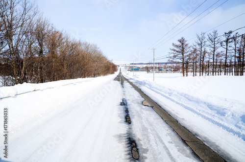 冬の道東　流氷のオホーツク海に続く道　斜里町・北海道 © tatsuo115