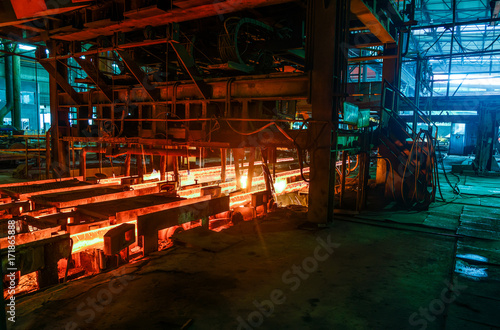 Casting hot ingot for iron and steel works