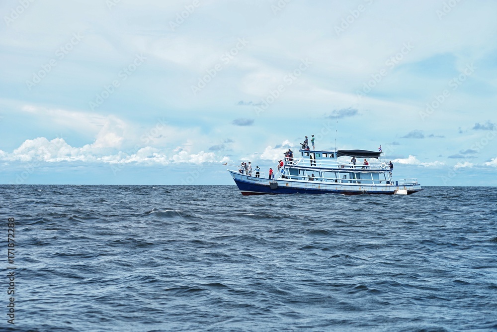 Big passenger boat Take tourists Come to see the beauty of the sea.