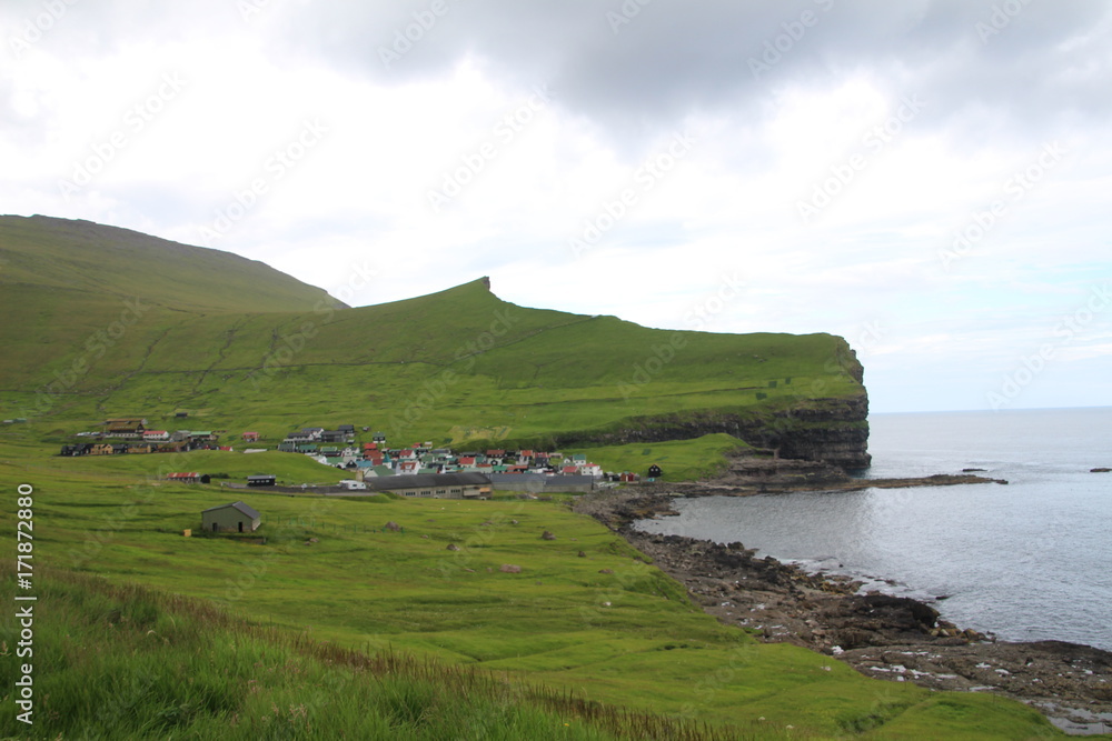 Grüne Landschaft auf den Färöer Inseln