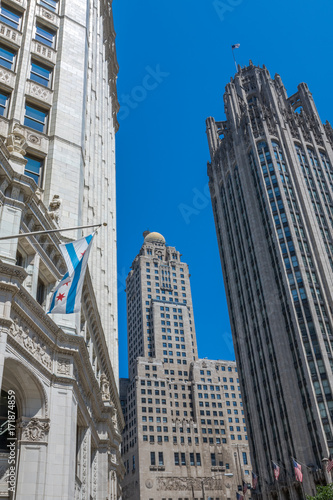 Hochhäuser in Chicago mit Flagge der Stadt