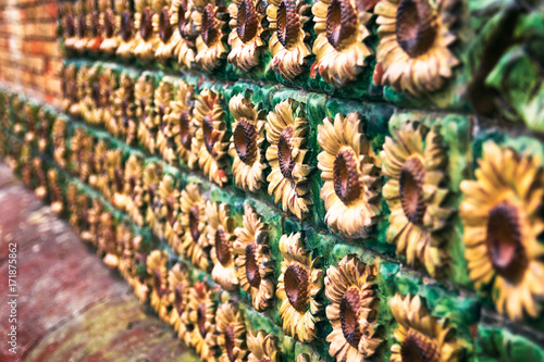 Pared de girasoles cerámicos en el Capricho de Gaudi, Comillas, Cantabria, España