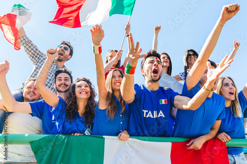 Foto Italian supporters celebrating at stadium with flags