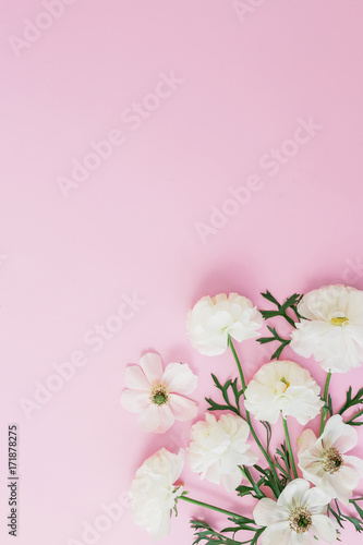 Fototapeta Naklejka Na Ścianę i Meble -  White flowers and leaves arrangement on pink background. Flat lay, top view. Flowers background.