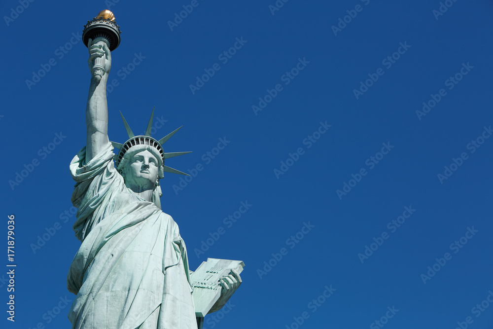 Obraz premium Statua Wolności w słoneczny dzień, puste błękitne niebo w Nowym Jorku