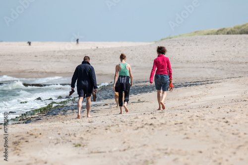 Spaziergang am Strand mit Freunden
