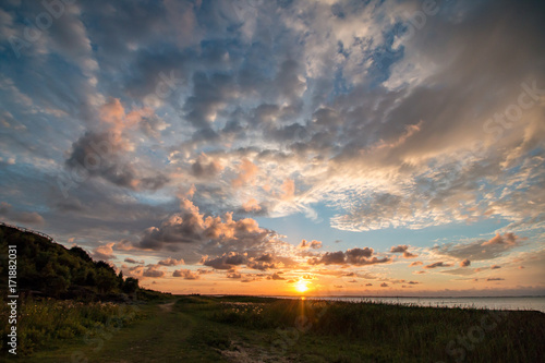 Sonnenuntergang am Wattenmeer an der Nordsee in Norddeutschland